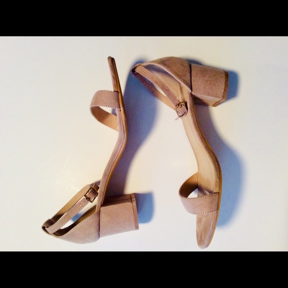 ElElax Nude Suede Heels, Size 9 - Picture 4 of 10
